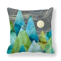 Housse de coussin à motif montagne abstrait avec des tons verts, bleus et dorés - Montagne Émeraude au Bord Doré (31)