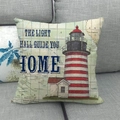 Dettaglio della federa in lino con motivo a faro vintage su un divano grigio - Stile Mappa Vintage Faro (4)
