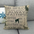 Linnen kussensloop met katten-silhouet en typografie op een grijze bank achtergrond - Beige Achtergrond Kat Engelse Citaten