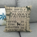 Detail van linnen kussensloop met houtnerfprint en hondensilhouetten op de bank - Vintage Houtnerf Hond Silhouet