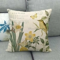 Détail du coussin en lin montrant des motifs floraux et une typographie botanique rétro - Style Illustration Botanique Vintage Paris (13) / 45x45 cm