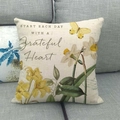 Taie d'oreiller en lin avec fleurs jaunes sur un canapé en tissu gris, décor cosy - Style Floral Cœur Reconnaissant (15) / 45x45 cm