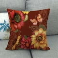 Detail van vintage linnen kussensloop met zonnebloem- en vlinderprint op bank - Donkerrode Zonnebloem