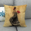 Flamenco-Tänzerin-Illustration auf Leinen-Kissenbezug auf grauem Sofa - Flamenco-Tänzer - Schwarzes Kleid Roter Fächer