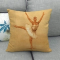 Detail eines Leinenkissenbezugs mit Balletttänzerin-Ölgemälde auf grauem Sofa - Balletttänzerin - Ingwer Vintage
