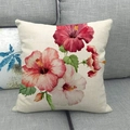 Primer plano detallado de un cojín cuadrado de lino con estampado floral de hibisco rojo - Estilo Hibisco (2)