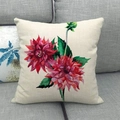 Detalle de dalias en acuarela rojas y moradas en funda de almohada de lino en sofá gris - Estilo Dalia (4)