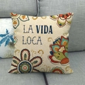 Housse de coussin en lin à motif mandala et texte La Vida Loca sur canapé gris - Style Floral Mandala (5) / 45x45 cm