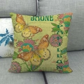 Vue détaillée d'une housse de coussin en lin avec papillons et motifs floraux - Style Papillon Jaune Fleurs Rose Mauve (2)