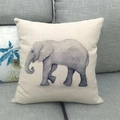 Funda de cojín de lino con estampado de elefante en acuarela sobre sofá gris - Elefante Artístico