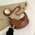Bolso de hombro media luna marrón caramelo en cuero liso con detalles dorados - Marrón