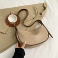 Bolso bandolera de media luna beige minimalista con ribete marrón y hebillas doradas - Marrón Caqui