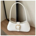 Detalle del bolso baguette de piel sintética blanca con hebilla cuadrada dorada elegante - Blanco
