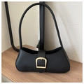 Detalle de bolso baguette negro en piel sintética texturizada con hebilla dorada - Negro