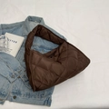 Sac à bandoulière matelassé marron foncé en forme de croissant en nylon - Café