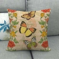 Gros plan de la housse de coussin en lin avec motifs vintage de papillons et fleurs - Style Papillon Orange Fleurs Jaunes (4)