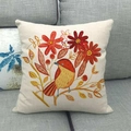 Housse de coussin en lin avec motif oiseau et fleurs rouges sur canapé gris - Style Mésange à Tête Rouge et Fleur (9) / 45x45 cm