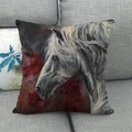 Detail der Leinen-Kissenhülle mit Vintage-Ölgemälde Weißes Pferd Motiv auf grauem Sofa - Weißes Pferd auf Schwarz-Rotem Hintergrund (4)