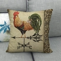 Dettaglio della federa per cuscino in lino con stampa di gallo su divano grigio - Stile Gallo Banderuola Beige (9)