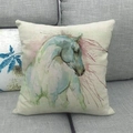 Quadratischer Kissenbezug aus Leinen mit Aquarell-Wildpferd auf grauem Sofa - Abstraktes Umdrehendes Pferd (1)