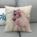 Detailaufnahme von Leinen-Kissenbezug mit Aquarell-Pferdemotiv auf grauem Sofa - Lila Gerendertes Pferd (2)