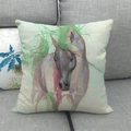 Künstlerischer Aquarell-Pferdedruck auf Leinen-Kissenbezug auf grauem Stoffsofa - Grüner Spritz-Pferdekopf (3)
