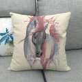 Künstlerischer Kissenbezug aus Leinen mit Aquarell-Pferdedruck auf grauem Sofa - Graublauer Pferdekopf (4)