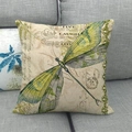 Detail van linnen kussensloop met libelle-print en Live Laugh Love tekst op de bank - Groene Libel Live Laugh Love Stijl (1)