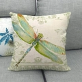 Detail eines Vintage-Libellen-Leinenkissenbezugs mit Blumenbordüren auf grauem Sofa - Libelle mit blauem Körper (5) / 45x45cm