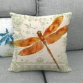 Detailaufnahme eines Kissenbezugs mit Libellen- und Blumenmuster auf einem Sofa - Vintage Blumen Libelle (6) / 45x45cm
