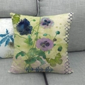 Detalle de funda de cojín de lino con estampado de flores y mariposas estilo óleo - Flor Mariposa Vintage / 45x45cm