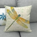 Makro-Detail von Leinen-Kissenbezug mit Aquarell-Libellen-Druck auf grauem Sofa - Gelborange Libelle (10) / 45x45cm