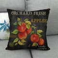Gros plan détaillé du motif pomme rétro sur housse de coussin en lin sur canapé - Pommes Vintage (3) / Carré