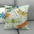 Detailaufnahme Kissenbezug mit Libellenmuster auf grauem Sofa für Heimdekoration - Barockmuster Libelle (12) / 45x45cm