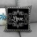 Nahaufnahme der Leinenkissenhülle mit schwarzem Love-Aufdruck und Barockmuster - 45x45 cm / LOVE Stil