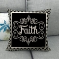 Leinen-Kissenbezug mit weißem Faith-Schriftzug und geometrischem Rand auf schwarzem Grund - 45x45 cm / Faith-Stil