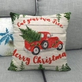 Detalle de funda de cojín navideño de lino con camión rojo vintage sobre un sofá gris - 45x45 cm / Estilo Camioneta Roja Corta Tu Propio Árbol (11)