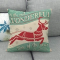 Détail d'une taie d'oreiller de Noël en lin avec renne rouge et texte de fête - 45x45 cm / Style Renne à Carreaux (4)