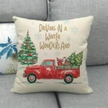 Detalle de funda de cojín de lino con camión rojo y texto navideño en un sofá gris - 45x45 cm / Estilo Conducción Invernal Camioneta Roja (7)