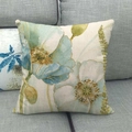 Detail von Kissenbezug aus Leinen mit blaugrünen Aquarellblumen auf grauem Sofa - Hellblaues Aquarell Mohn (1)