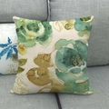 Nahaufnahme von Leinenkissenbezug-Stoff mit petrolfarbenem Aquarell-Blumenmuster - Grünes und Ockerfarbenes Blumenmuster (2)