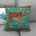 Detail eines Leinenkissenbezugs mit Vintage-Tigermuster auf geometrischem blaugrünem Stoff - 45x45cm