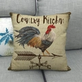 Federa vintage con motivo a gallo e scritta Country Kitchen su un divano grigio - Stile Banderuola Cucina di Campagna (6)