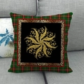 Detail van een kerstkussenhoes met gouden patronen op een grijze bank - 45x45 cm / Vintage Patroon Sterrenregen Stijl (3)