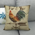 Federa in lino con gallo vintage e scritta Rise & Shine su un divano grigio - Stile Banderuola Rise and Shine (7)