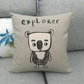 Fodera per cuscino in lino con koala e scritta explorer su un divano grigio - 45x45cm / Stile Koala (4)