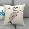 Housse de coussin en lin avec narval de dessin animé sur un canapé gris foncé - Style Narval (5) / 45x45cm