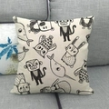 Gros plan de la housse de coussin en lin avec motifs animaux sur un canapé gris - Mix D'Animaux 1 (6) / 45x45cm