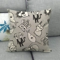 Housse de coussin en lin avec animaux nordiques noirs sur un canapé en tissu gris - Mix D'Animaux Nordique (7) / 45x45cm