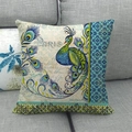 Gros plan d'une housse de coussin paon de style européen avec texture vintage sur canapé - Paon Faisant la Roue Vintage Art (8)